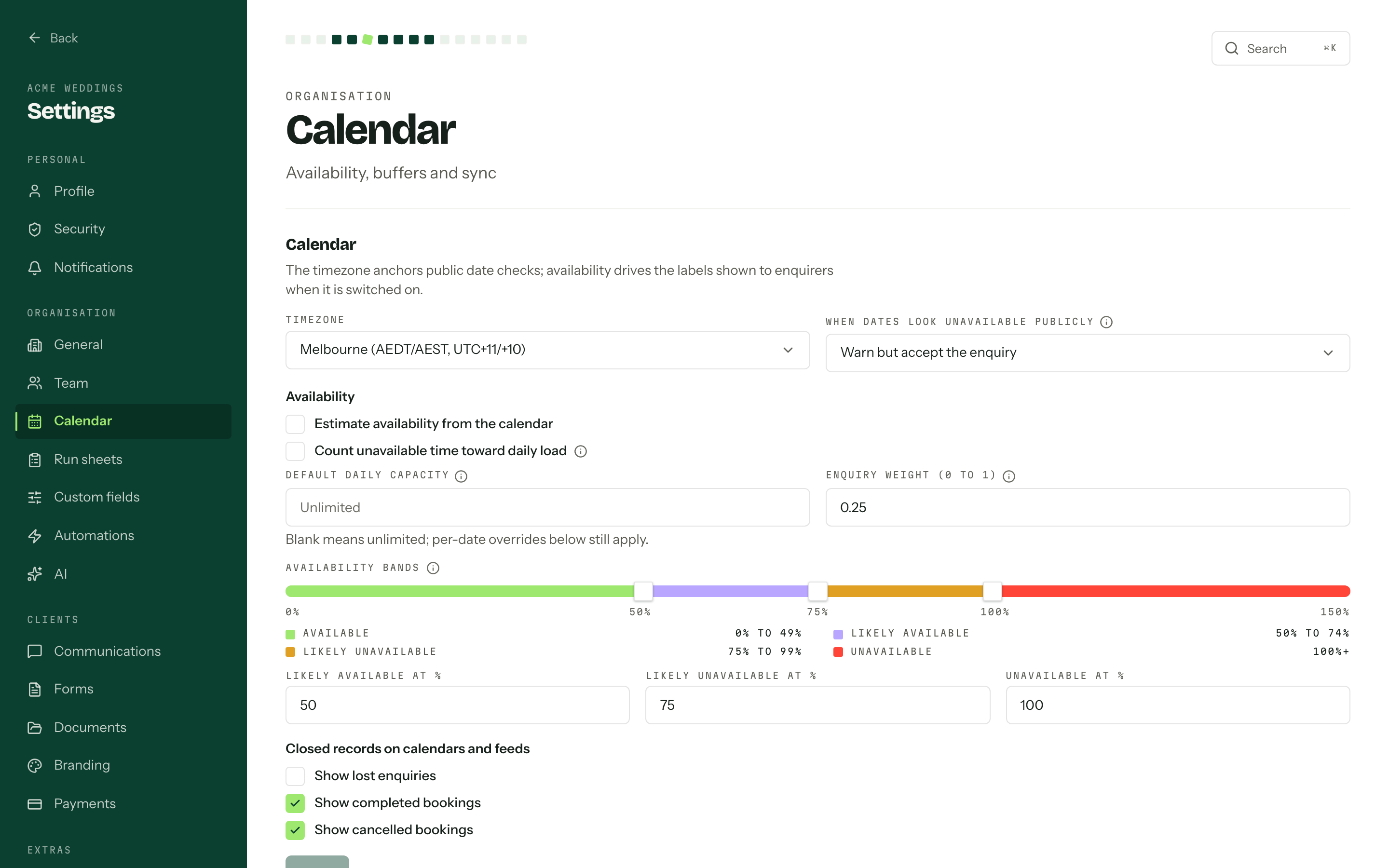 Calendar settings showing the timezone, the public date policy, the availability options with capacity fields and the band slider, and closed-record visibility.